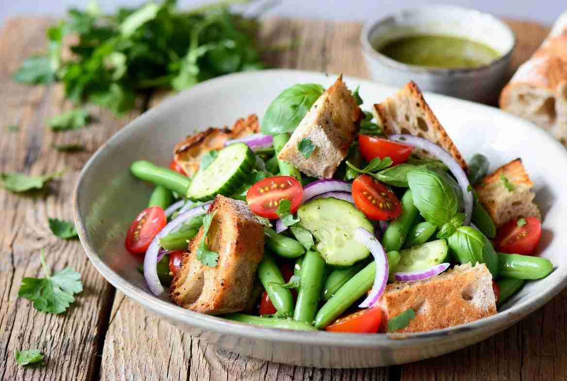 Brabantse Zomerse Panzanella met Verse Bonen en Kruidendressing