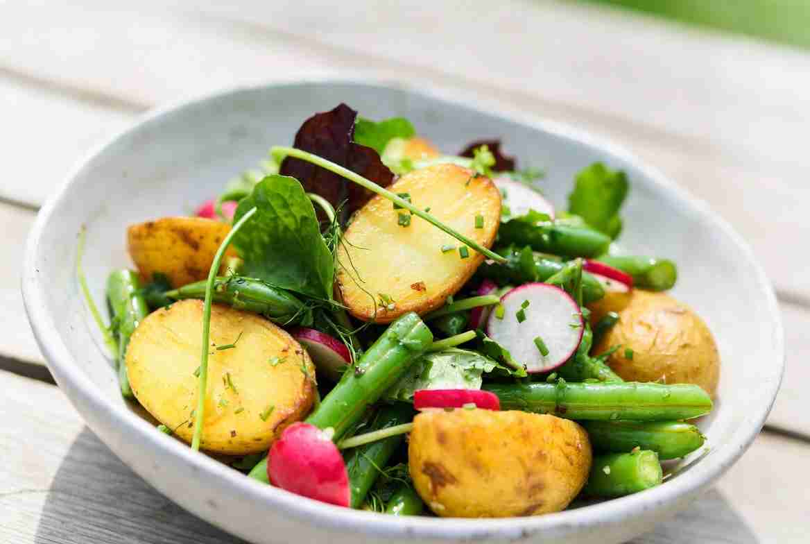 Frisse Nederlandse Zomersalade met Geroosterde Nieuwe Aardappels Sperziebonen en Radijs