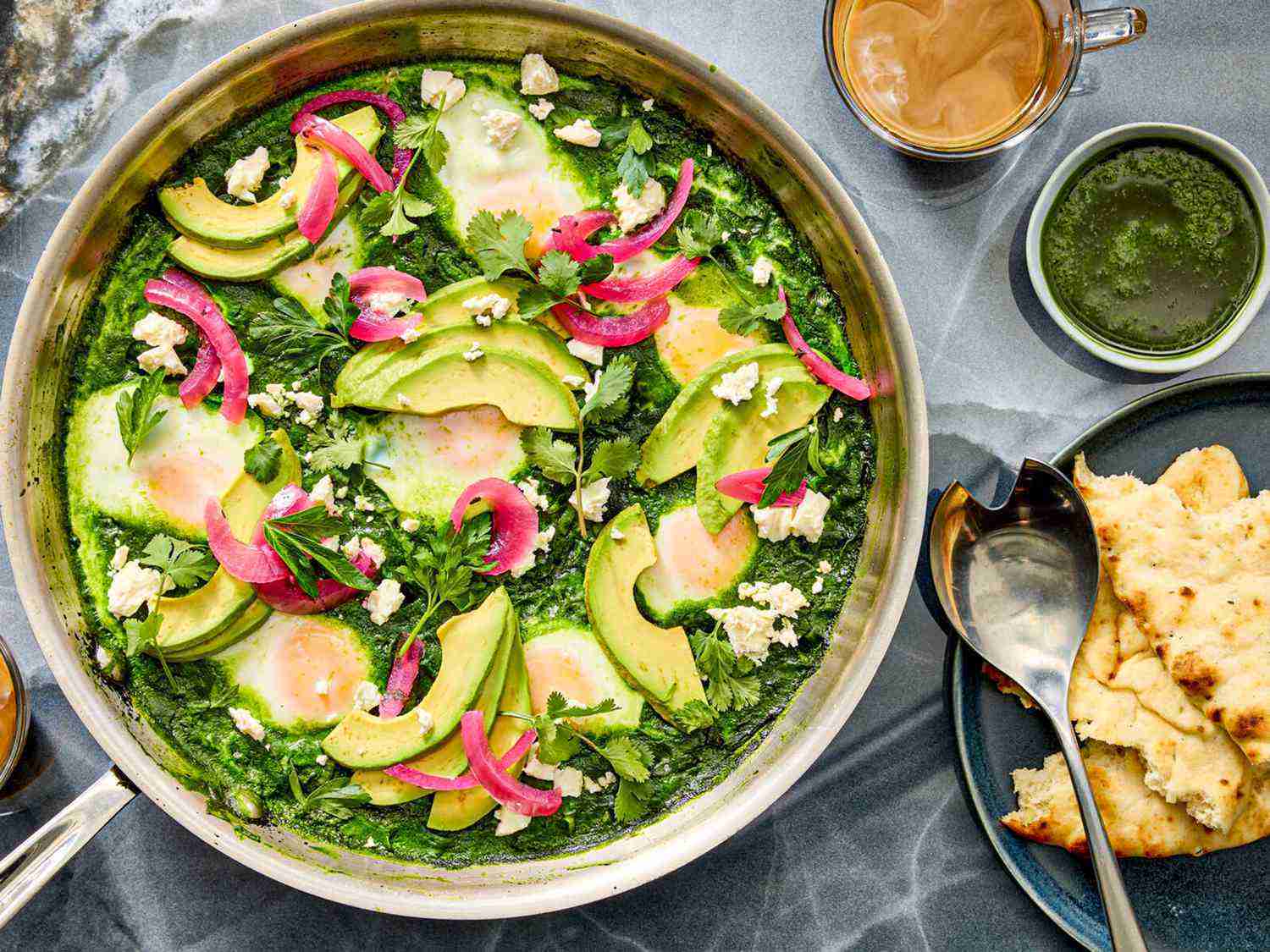 Lente spinaziestamppot met krieltjes gepocheerd ei en knapperige radijs