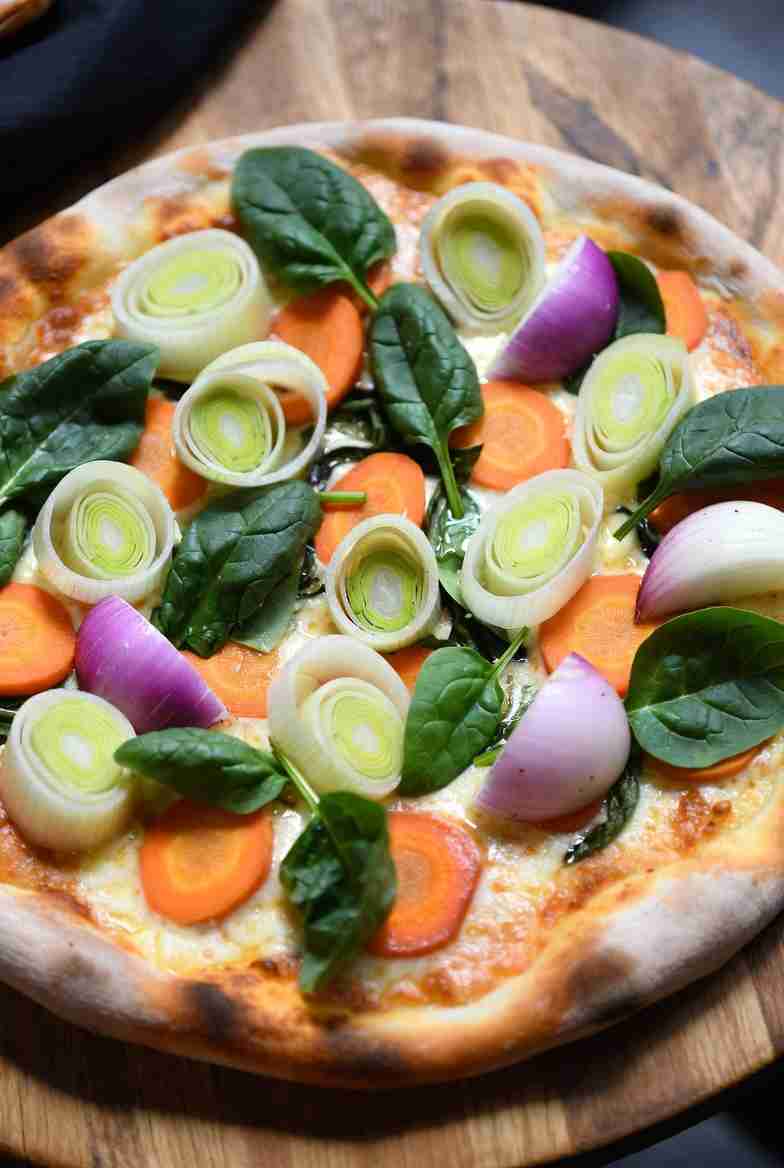 Vegetarische Groentepizza met Prei Wortel Ui en Spinazie