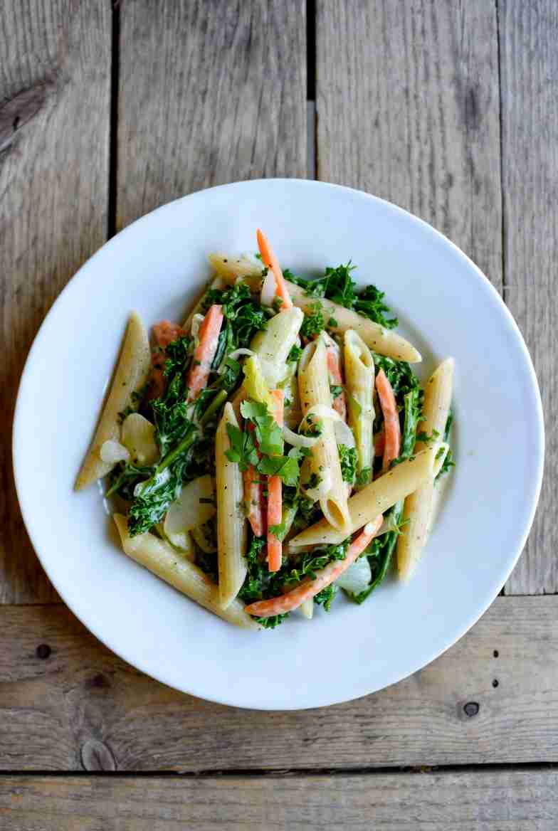Vegetarische Volkoren Pasta met Boerenkool Prei Wortel en Ui