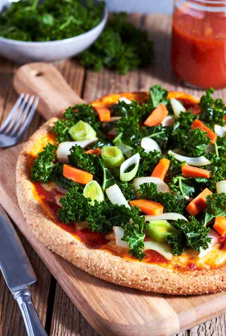 Vegetarische Volkoren Pizza met Boerenkool Prei Wortel en Ui