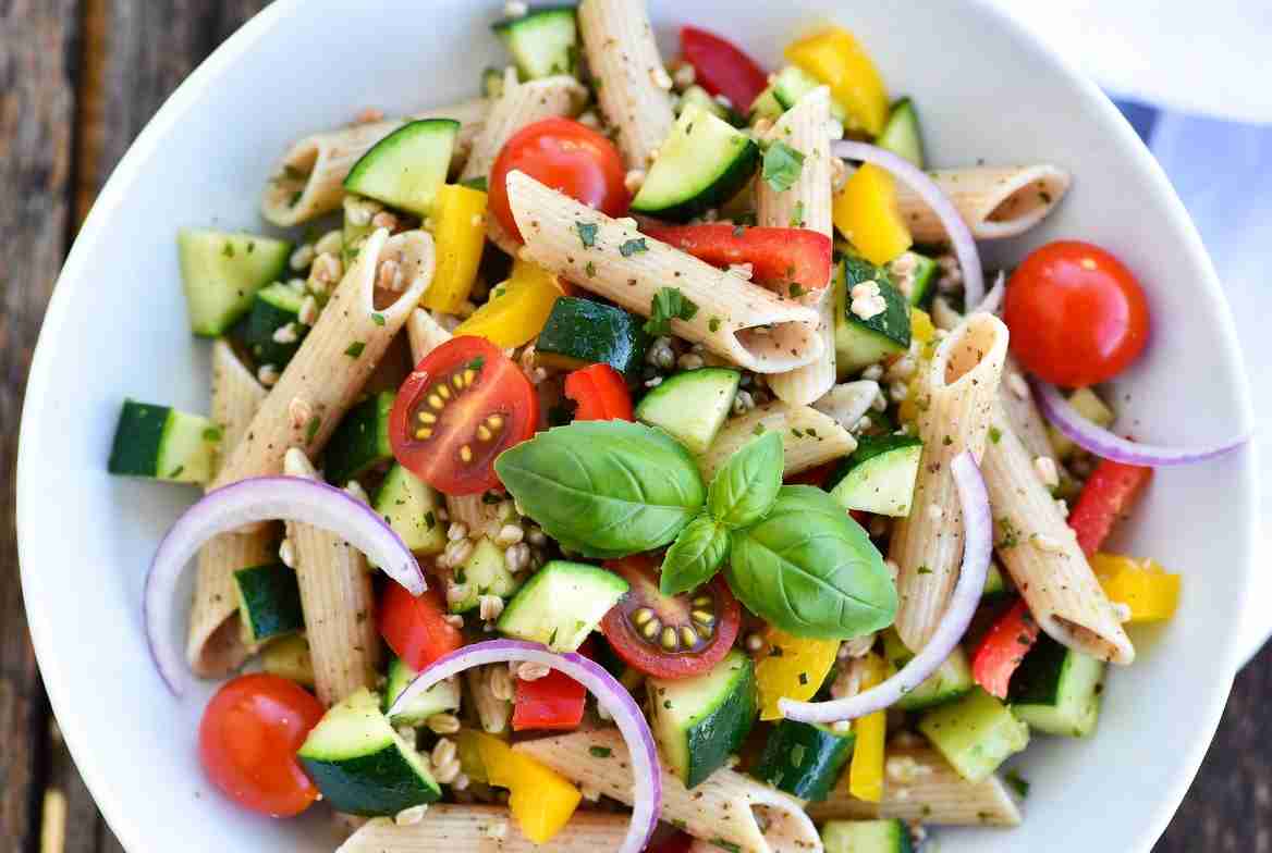 Verfrissende volkoren pastasalade met zomergroenten