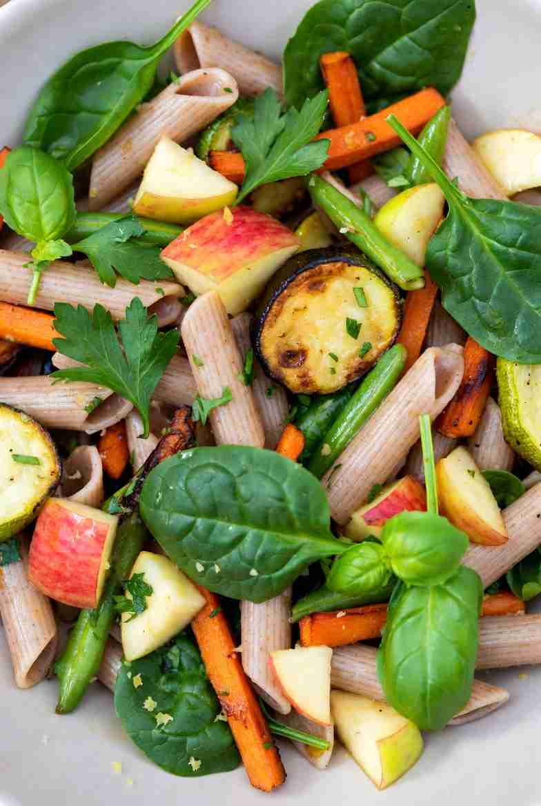 Volkoren pasta met geroosterde zomergroenten spinazie en frisse appel
