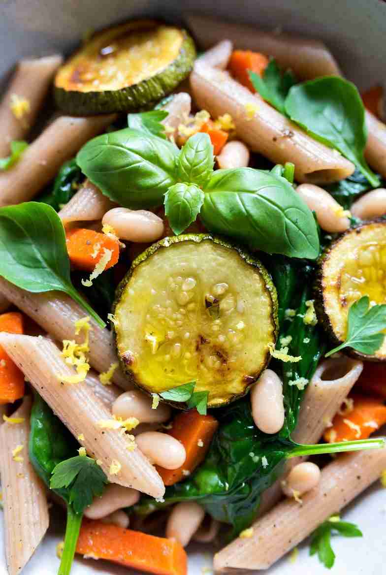 Volkoren pasta met geroosterde zomergroenten spinazie en witte bonen