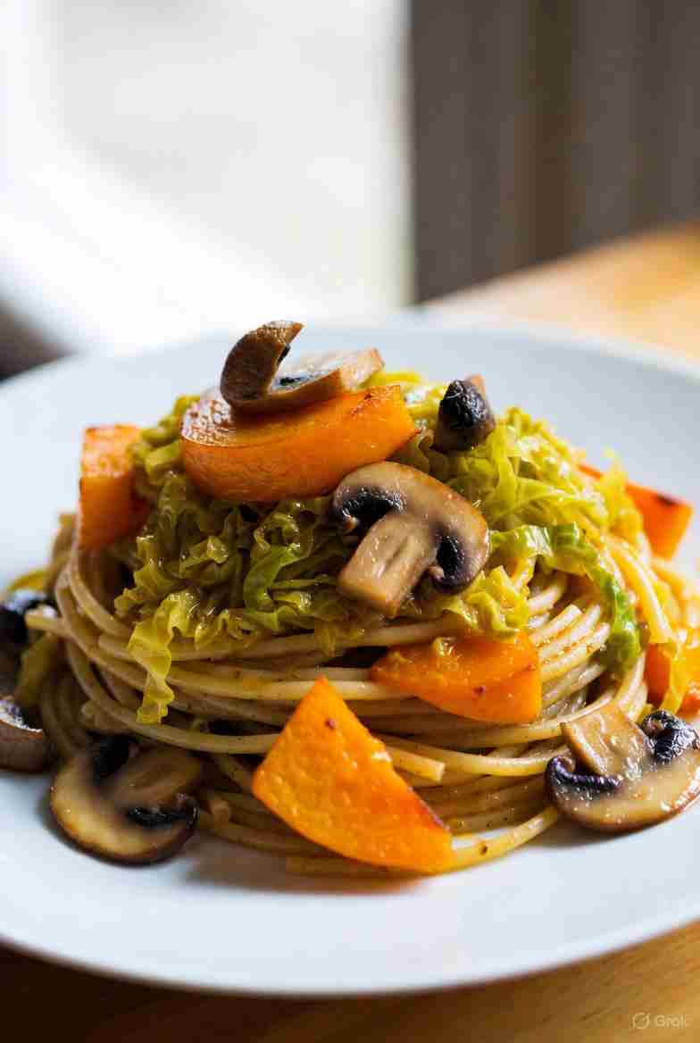 Volkoren pasta met winterse pompoen savooiekool en paddenstoelen