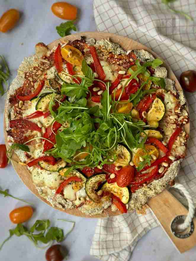 Volkoren seizoensgroente pizza met courgette spinazie tomaat en mozzarella2