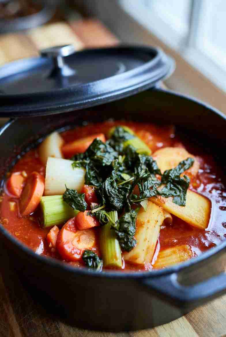 Winterse Groente Ratatouille met Prei Pastinaak Wortel Knolselderij en Spinazie