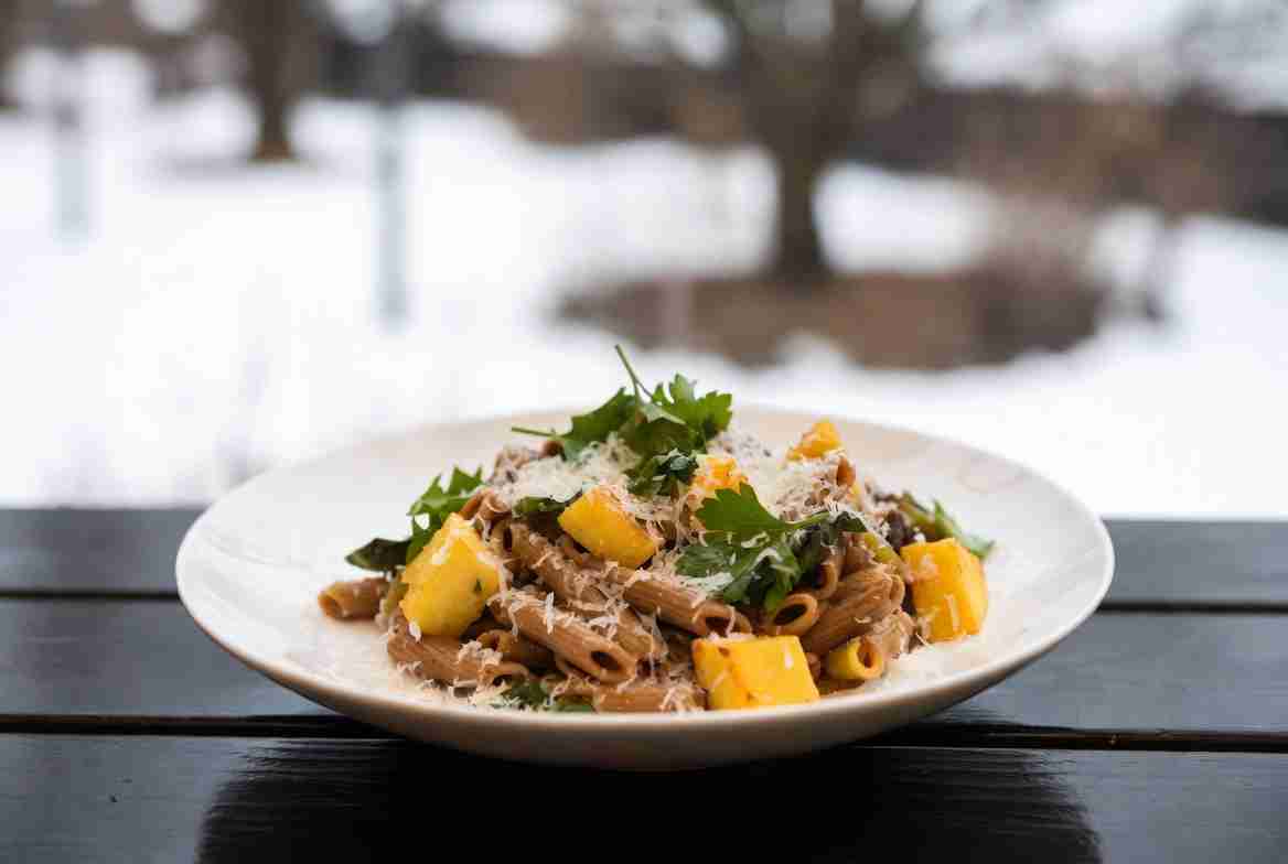 Winterse Volkorenpasta met Geroosterde Pastinaak Prei en Oude Kaas