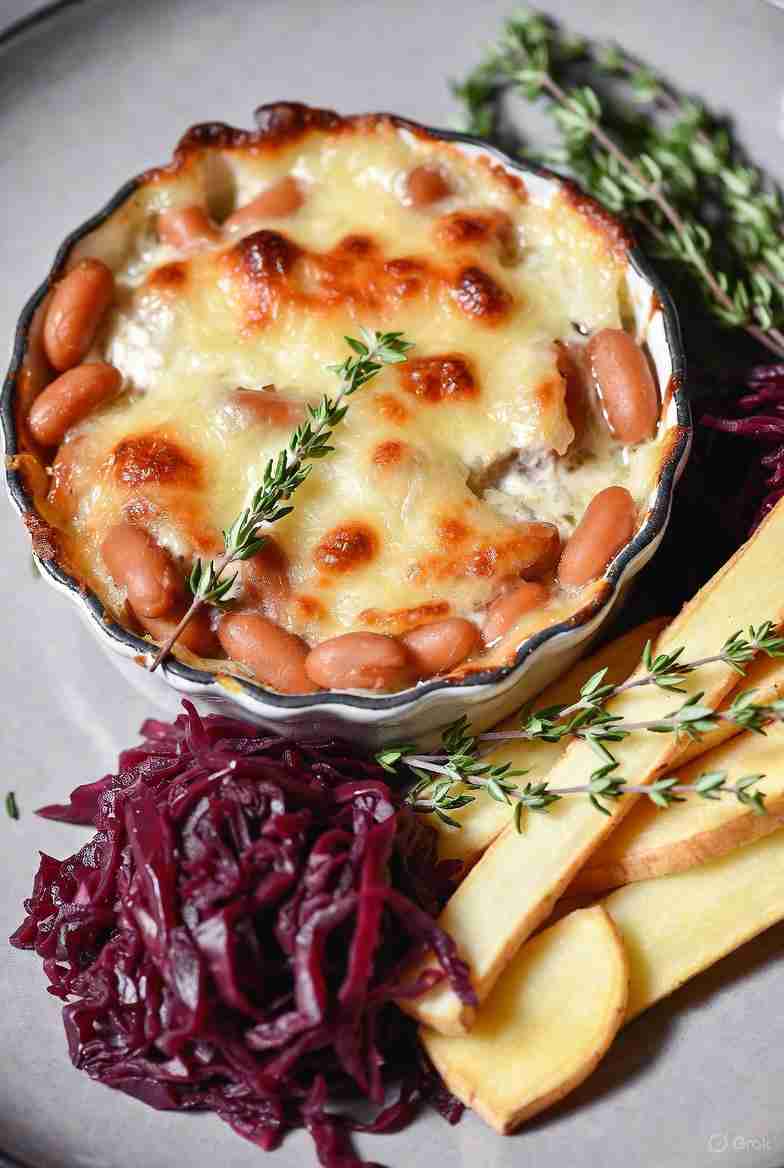 Winterse bonen geitenkaasgratin met rodekool pastinaak en tijm