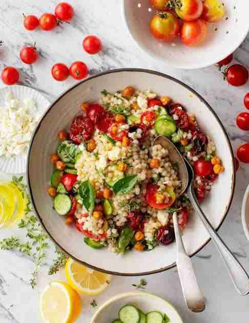 Zomerse Spelt Couscous met Geroerbakte Zucchini Hollandse Tomaten en Verse Kruidendressing