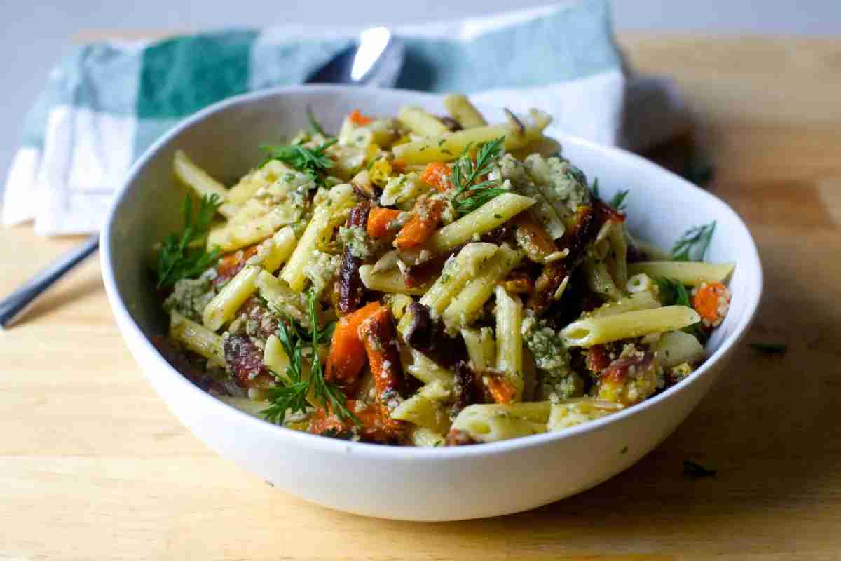 volkoren pasta met geroosterde wortel en groene saus
